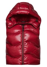 Červená vyp padded vesta s lesklým povrchem, vysokým límcem, plným zipem a prošívaným designem. Obsahuje nastavitelnou kapuci a zipy.