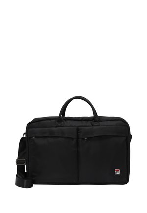 Sort rektangulær kuffert med to forlommer med lynlås, dobbelthåndtag, justerbar skulderrem og lille FILA-logo i nederste højre hjørne.
