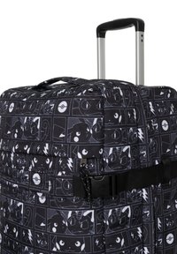 Černé kufry na kolečkách s potiskem kreslené postavičky, vybavené horní rukojetí, nastavovací rukojetí na vozík a černým popruhem se zapínáním na sponu.