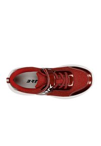 Czerwone sneakersy z błyszczącym lakierowanym wykończeniem, teksturowanym wierzchem, elastycznymi sznurówkami i rzepem. Posiadają logo na pasku i białą podeszwę.