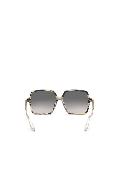 Lunettes de soleil carrées avec verres dégradés gris foncé, monture écaille et branches en métal doré se terminant par des embouts en plastique transparent.