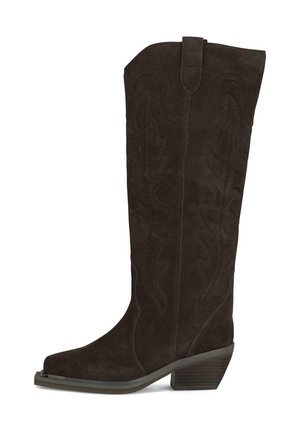 Botte de cowboy en suede brun avec un long cuir, un bout pointu et une couture décorative. Elle présente un talon empilé et une languette en haut.