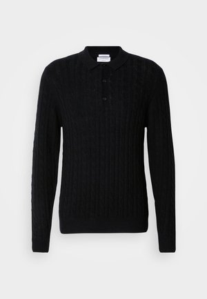 Svart strikket genser med kabelmønster, lange ermer og polo-krage. Har tre knapper foran og ribbestrikkede mansjetter og nederkant.