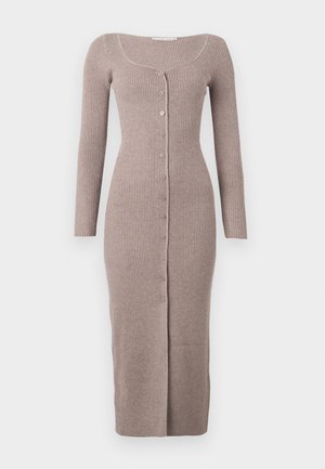Robe en maille côtelée longue de couleur marron clair, avec un décolleté carrée, des manches longues, et un devant boutonné, présentant une silhouette ajustée et une longueur midi.