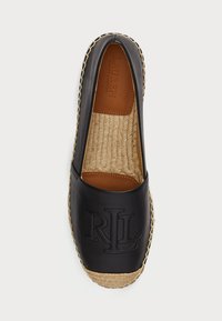 Fekete bőr espadrille, fonott juta talppal. Dombornyomott logóval és kontrasztos varrással rendelkezik. Sima tapintású, kerek orrú dizájnnal.