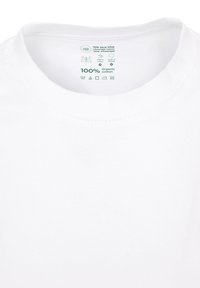 Biała koszulka z okrągłym dekoltem wykonana w 100% z bawełny organicznej. Metka na dekolcie zawiera instrukcje dotyczące pielęgnacji oraz szczegóły dotyczące marki. Gładka faktura, prosty design.