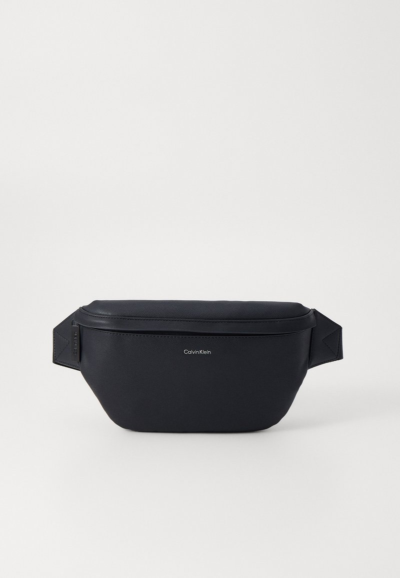 Calvin Klein svart lær bumbag, oval form, glatt tekstur, med front glidelås og en subtil logo detalj.