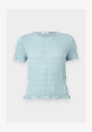 Világoskék rövid ujjú blúz texturált, ráncolt anyagból, kerek nyakkivágással, fodros szegélyekkel az ujjakon és az alján.