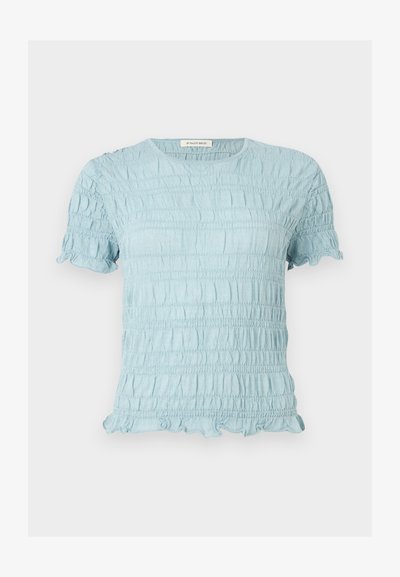 Ανοιχτό μπλε μπλούζα με κοντά μανίκια, υφασμάτινη υφή ρυτιδωμένη, στρογγυλή λαιμόκοψη και πιέτες στα μανίκια και το τελείωμα.