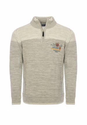 Lichtgrijze gebreide trui met een kwart rits kraag en een geborduurd logo op de linkerborst.