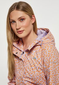 Jaket v oranžno-lavandulnem leopardskem vzorcu z kapuco, ki ima zadrgo in vrvico za zategovanje. Gladka tekstura z sijočim zaključkom.