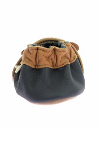 Chaussure en cuir avec un dessus tan plissé et une base en cuir foncé. Texture douce, forme arrondie et semelle flexible visible en bas.