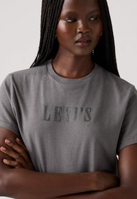 Levi's® GRAPHIC CLASSIC TEE - Tricou cu imprimeu - smoked pearl