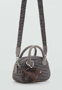 Liten rektangulär handväska med grå och vinröd houndstooth-mönster, grå handtag och en brun hundformad nyckelring fäst.