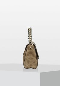 Bruine handtas met een patroon en een gestructureerd oppervlak, voorzien van een kettinghengsel en zilverkleurige accenten, gestructureerde vorm en ritssluiting.