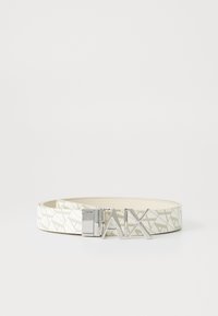 Ceinture blanche avec un motif géométrique, texture brillante et boucle métallique argentée avec un design angulaire.