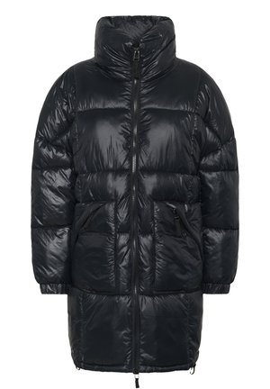 Czarna kurtka puchowa z wysokim kołnierzem, zamkiem błyskawicznym z przodu i dwoma bocznymi kieszeniami. Gładki, błyszczący materiał z pikowanym wzorem i regulowanym dołem.