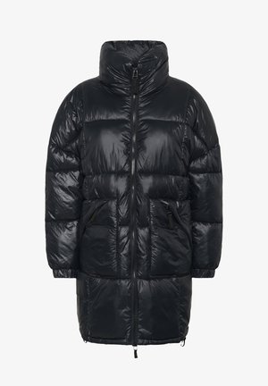 Musta toppatakki korkealla kauluksella, edessä vetoketju ja kaksi sivutaskua. Sileä, kiiltävä materiaali, jossa tikattu kuvio ja säädettävä helmakiinnitys.