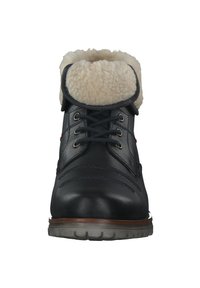 Mörkblå läderkänga med en fluffig krämfärgad krage, rund tå och synlig snörning; har diskreta sömmar och en texturerad gummisula.