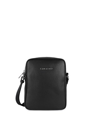 Zwarte leren schoudertas met een gestructureerd oppervlak, rechthoekige vorm, verstelbare schouderriem en zilveren logo op de voorkant. Ritsluiting.