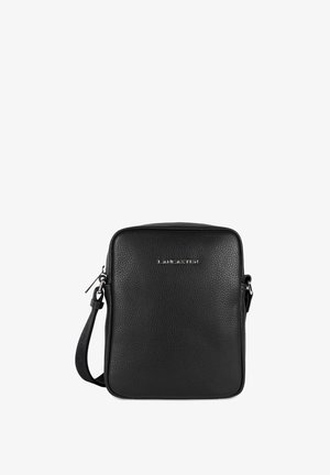 Zwarte leren schoudertas met een gestructureerd oppervlak, rechthoekige vorm, verstelbare schouderriem en zilveren logo op de voorkant. Ritsluiting.