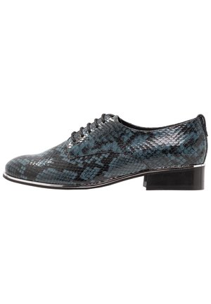 Chaussure Oxford brillante noire et bleue à lacets avec texture de peau de serpent et petit talon bloc.