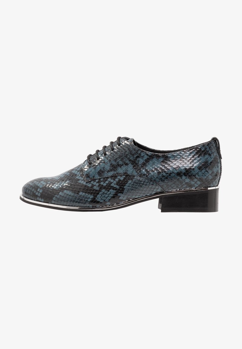 Chaussure Oxford brillante noire et bleue à lacets avec texture de peau de serpent et petit talon bloc.