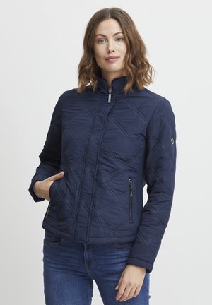 Navyblauwe gevoerde jas met een opstaande kraag, een ritssluiting aan de voorkant en zijzakken. Kenmerkt zich door diagonale stiksels en een slim fit ontwerp.