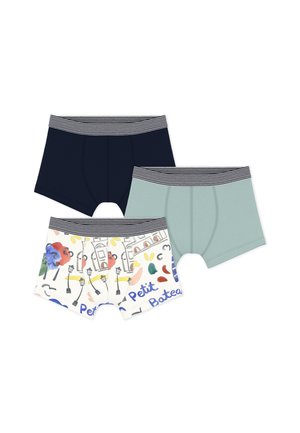 Tres pares de boxers para niños con cinturilla a rayas; uno azul marino, uno azul claro y uno con estampado abstracto y de texto en colores.
