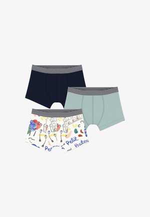 Drei Paar Jungen-Boxershorts mit gestreiften Bündchen; ein navyblaues, ein hellblaues und ein Paar mit farbigem abstraktem und Textdruck.