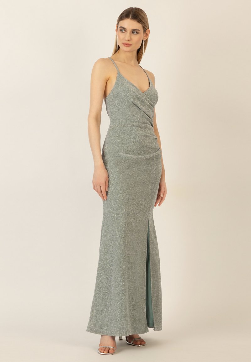 Metallisches türkisfarbenes Abendkleid mit einem drapierten Oberteil und dünnen Trägern; verfügt über einen seitlichen Schlitz und eine figurbetonte Silhouette, die bis zum Boden reicht.