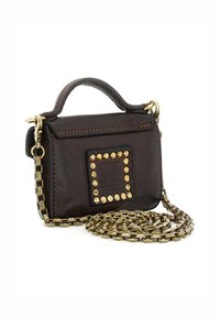 Piccola borsa a mano in pelle marrone scuro con manico superiore, dotata di un pannello frontale borchiato e di una tracolla in oro. Finitura strutturata e forma compatta.