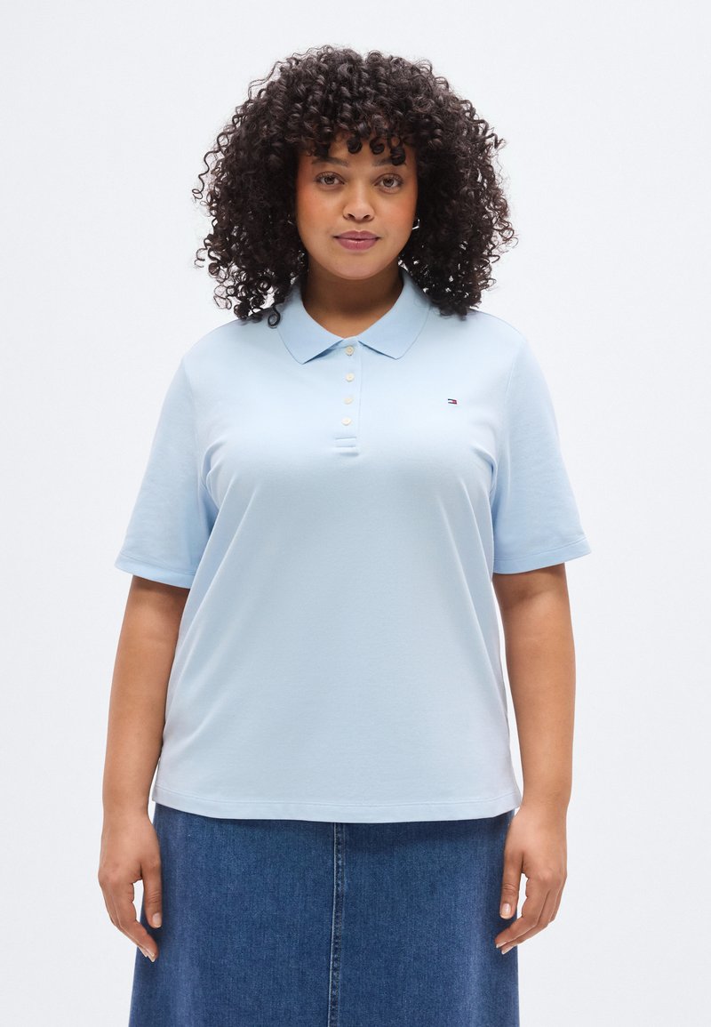 Γαλάζιο πόλο μπλουζάκι με γιακά, κοντά μανίκια και τρία κουμπιά. Διαθέτει μικρό λογότυπο στο στήθος και ομαλή υφή.