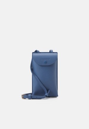 Lille blå læder crossbody taske med frontklap og trykknaplukning, justerbar rem og prægede mærkenavn.
