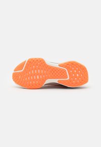 Nike Performance INVINCIBLE 3 - Tekaški copati za cesto - orange, blue