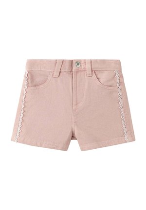 Lyserøde denimshorts med forlommer, bæltestropper, knaplukning og hvid blonderkant langs de ydre sidesømme.