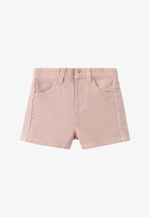 Lyserøde denimshorts med forlommer, bæltestropper, knaplukning og hvid blonderkant langs de ydre sidesømme.