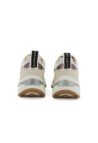 Sneakers con una toma superiore in rete beige e bianco, dettagli metallici argentati, una suola in gomma spessa e un ganci nera con il marchio.