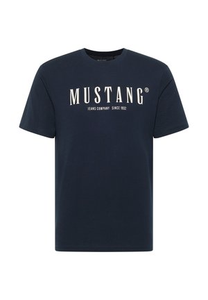 Granatowa bawełniana koszulka z okrągłym dekoltem i krótkim rękawem, z napisem "MUSTANG JEANS COMPANY SINCE 1932" nadrukowanym na białym tle w grubym kroju.