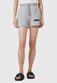 Shorts en coton gris avec une taille élastique et un cordon de serrage, présentant un logo imprimé sur le côté et une coupe décontractée.