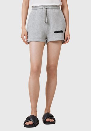 Shorts en coton gris avec une taille élastique et un cordon de serrage, présentant un logo imprimé sur le côté et une coupe décontractée.