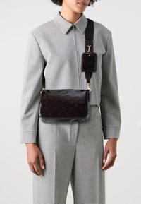 JOOP! DECORO LUCENTE JASMINA SHOULDERBAG SET - Borsa a tracolla - darkbrown
