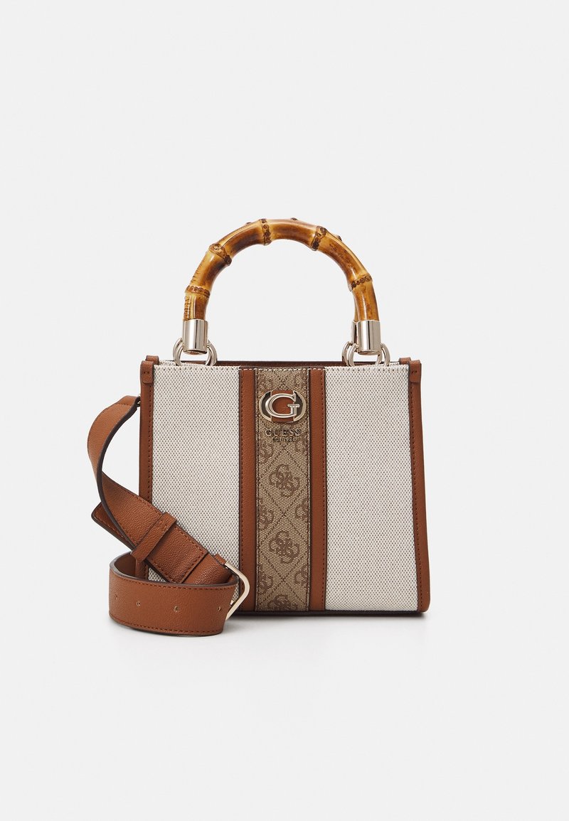 Petit sac à main beige et marron avec poignée en bambou, bandoulière marron ajustable et bande centrale à motif avec logo de marque en métal.