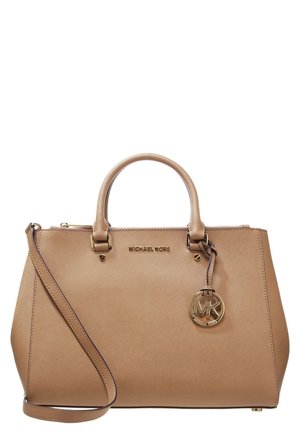 Borsa Michael Kors in pelle color cuoio con doppio manico, tracolla staccabile e ciondolo con logo MK dorato sul davanti.