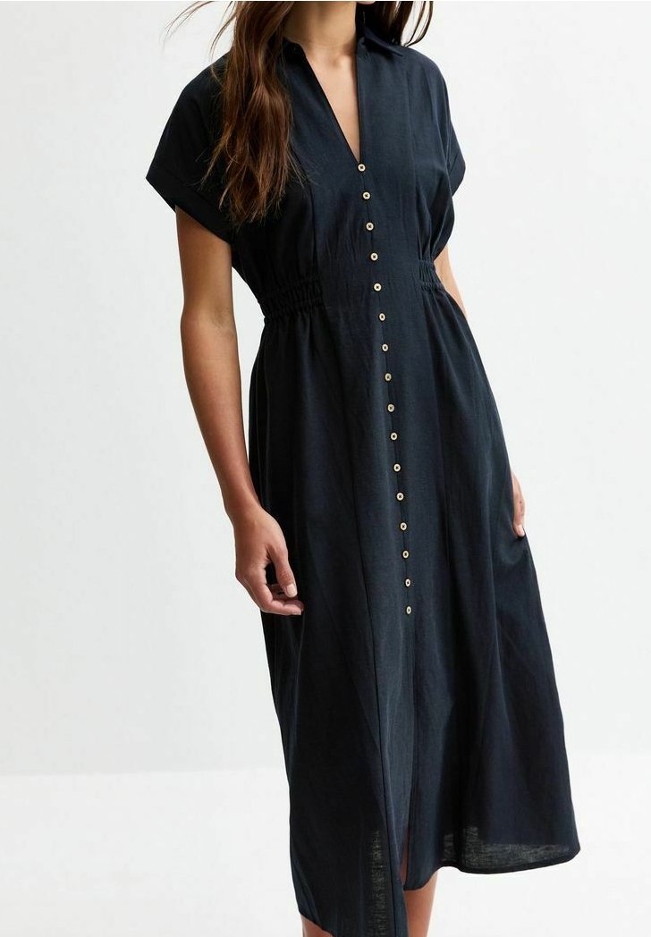 Abito blu scuro, con bottoni, maniche corte e vita elastica, caratterizzato da una linea dritta e una leggera lucentezza.