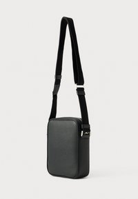Μαύρη τσάντα crossbody με υφή, ορθογώνιου σχήματος, με φερμουάρ, ρυθμιζόμενο υφασμάτινο λουρί και μεταλλικές λεπτομέρειες.