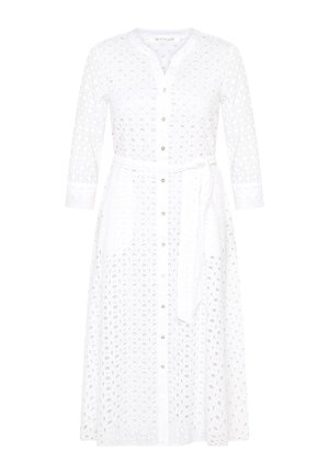 Robe midi blanche en broderie anglaise avec manches longues, boutonnée devant, col en V et ceinture assortie à la taille.