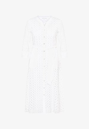 Robe midi blanche en broderie anglaise avec manches longues, boutonnée devant, col en V et ceinture assortie à la taille.