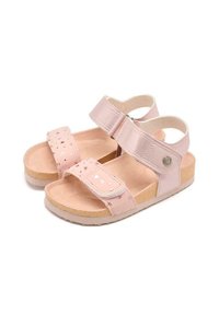 Sandalias rosas con dos correas ajustables, una de las cuales presenta un patrón de pequeños corazones. Plantilla de suave ante y suela de goma resistente.