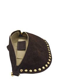 Pochette en daim marron avec une fermeture éclair dorée et des clous en métal décoratifs le long du bord. L'intérieur présente une doublure de couleur claire et une étiquette de marque.